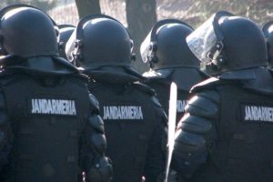 Doi jandarmi arestaţi pentru că au tâlhărit şi ameninţat două tinere