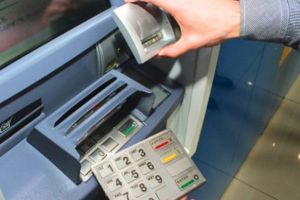 Sătmărean urmărit internaţional, găsit în SUA. Condamnat pentru fraude cu carduri şi retrageri ilegale din bancomate