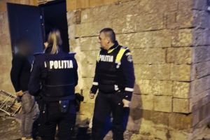 FOTO. Acţiune amplă a poliţiei într-un cartier din Satu Mare: controale extinse, amenzi şi persoane duse la secţie
