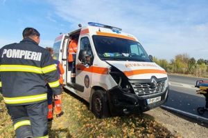Neatenţia l-a costat scump. Șofer amendat şi lăsat fără permis după ce a lovit o ambulanţă în misiune, lângă Timişoara