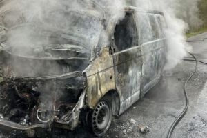 Autoutilitară distrusă complet de flăcări pe un drum din Olt. Șoferul a reuşit să se salveze în ultimul moment/ FOTO+VIDEO