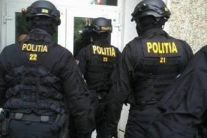 Furt de la mai multe societăţi din Botoşani. Percheziţii ale poliţiştilor la locuinţa iubitei făptaşului