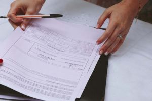 Prefectul de Timiş anunţă măsuri pentru accelerarea titlurilor de proprietate: „Nu mai vreau ping-pong cu dosarele”