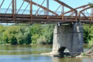 Pericol pe podul de la Săvârşin, ieşit din garanţie în 2009 (FOTO)