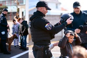FOTO. Copiii din Satu Mare au descoperit jandarmeria din interior: echipamente, câini de serviciu şi o atmosferă prietenoasă