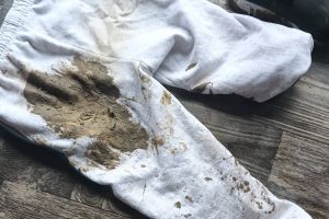 FOTO „Mai are rost să trimitem copiii la şcoală?” Strigătul disperat al unei mămici dintr-un sat din Botoşani, captivă în noroaie alături de cei mici