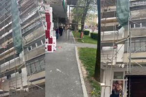 VIDEO. Pericol în plină zi, în Satu Mare! Bucăţi de tencuială şi pietre căzute de pe un bloc în renovare, la un pas să lovească trecătorii