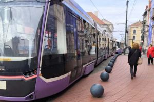 Trei linii de tramvai suspendate şi trei deviate, de sâmbătă, din cauza unor lucrări în centrul Timişoarei