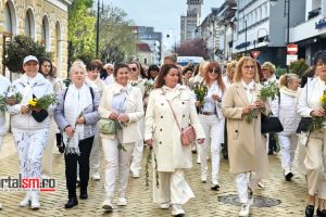 FOTO/VIDEO. Lumânări aprinse şi ramuri de salcie în centrul oraşului. Femeile din Satu Mare, la Marşul Luminii, Păcii şi al Tăcerii