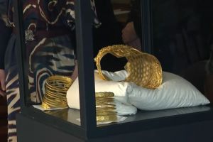 Tezaurul dacic se întoarce acasă: coiful şi cele două brăţări predate României de Olanda / video