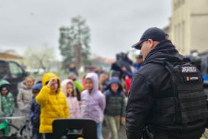Cum au ajuns peste 100 de copii din Sibiu să „se antreneze” cu jandarmii: a fost zarvă multă / foto