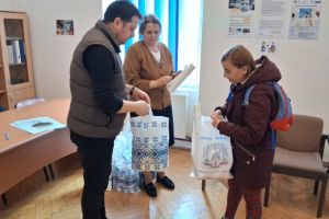 Sute de pachete pentru familii nevoiaşe din Sibiu, înainte de Paşte / foto