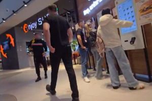 Bătaie în Promenada Mall Sibiu: un livrator Glovo s-a luat la harţă cu un angajat de la Burger King / video