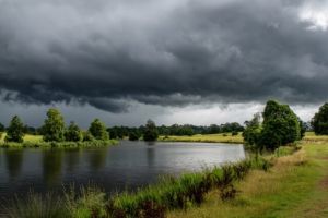 Cod galben de vânt şi ploi în mai multe regiuni din ţară: unde loveşte vremea rea