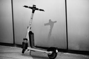 Sibian trimis în judecată după ce a furat o trotinetă din faţa unei săli de păcănele 