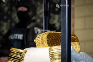 Coiful de la Coţofeneşti şi două dintre cele trei brăţări dacice de aur – predate autorităţilor române