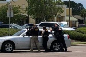 ATAC ÎN DESFĂȘURARE! Un individ a DESCHIS FOCUL dintr-un apartament în care S-A BARICADAT 