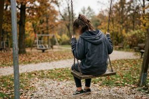 Îngrozitor! Un bărbat din comuna Avram Iancu şi-a violat fiica surdo-mută şi a lovit-o când s-a opus