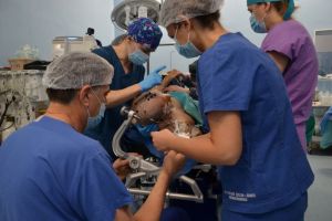 VIDEO-FOTO: Premieră în sistemul public din România, la Spitalul de Urgenţă Târgu Mureş: operaţie de îndepărtare a unei tumori cerebrale cu pacientul conştient