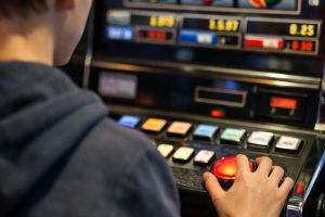 Cum a reuşit un băiat de 13 ani să aibă acces la jocuri de noroc, deşi legea interzice