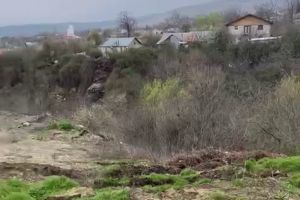 VIDEO Drumul Vinului, în pericol la Breaza. O alunecare de teren ameninţă accesul a 700 de oameni