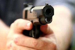 Mures: Politist ranit in timpul unei interventii la un scandal. Agresorul a fost impuscat in picior