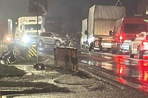 Accident pe DN7, în Vâlcea: autoturism proiectat pe contrasens după impact cu două camioane
