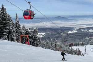 Poiana Braşov rămâne principala destinaţie pentru schi şi snowboard: Record de aproape 40.000 de treceri prin turnichete într-o singură zi