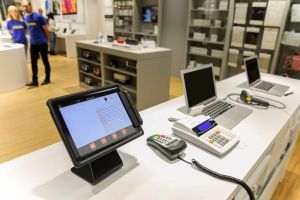 Sistemul caselor de marcat va fi modernizat: Ministerul Finanţelor anunţă bon fiscal digital, cod QR şi reducerea birocraţiei pentru firme