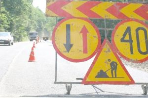 Reparaţii după sezonul rece: Drumarii din judeţ s-au pus pe treabă