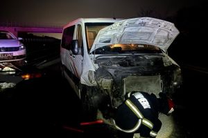 Microbuz de calatori, implicat intr-un grav accident pe Autostrada A1! Mai multe persoane, transportate la spital