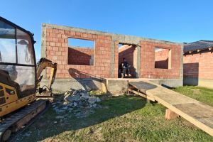 Fundaţia Mihai Neşu a cumpărat o casă „în roşu” pentru pacienţii de la complexul de recuperare din Cihei şi are nevoie de sprijin pentru finalizarea construcţiei