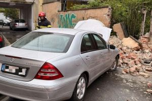 Șase maşini parcate şi gardul unei case. Un şofer a lovit tot ce i-a ieşit în cale pe o stradă din Timişoara