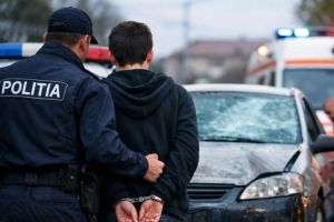 Gelozie dusă la extrem în Bihor: adolescent de 15 ani, trimis în judecată după ce a furat o maşină şi a intrat intenţionat cu ea într-un rival