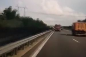 Accidentul devastator din Ungaria, momentul impactului: Şoferul microbuzului cu români ar fi făcut live pe Facebook! (VIDEO)