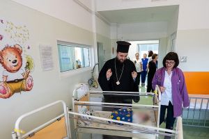 Copiii internaţi la Recuperare Pediatrică din SJU Bacău au primit daruri din partea Arhiepiscopiei Romanului şi Bacăului