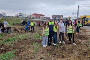 Lecţii de siguranţă şi ecologie pentru elevii din Pleşoiu, în cadrul „Săptămâna Verde”/ FOTO