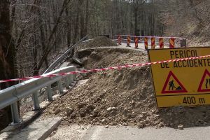 Drumuri surpate şi terenuri inundate în Buzău. Autorităţile intervin pentru a evita izolarea localităţilor
