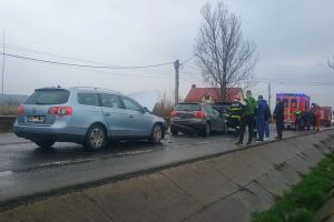 Accident cu trei maşini implicate pe DN 17, la Crainimăt