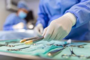 Medic neurochirug dintr-o clinica privata din Constanta trimis in judecata! Pagube produse victimei de peste 26.000 de lei