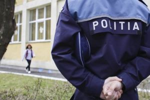 Profesor reţinut după acuzaţii grave. Două familii au depus plângeri