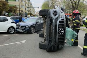 Maşină răsturnată pe Bulevardul Revoluţiei. O tânără de 18 ani a ajuns la spital (FOTO)