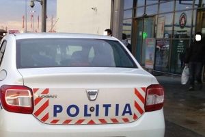 După ce a pierdut toţi banii la păcănele, un sătmărean i-a furat telefonul unei femei, într-un supermarket din oraş