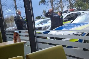 „Pauză” de aproape o oră la cafea: poliţiştii de la Rutieră, surprinşi la OMV Milcoiu