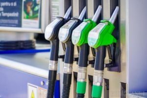 Guvernul a adoptat ordonanţa: motorina, cu acciză redusă cu 30 de bani, iar petroliştii, taxaţi prin „contribuţia de solidaritate”
