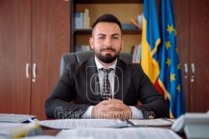 Dosar penal exploziv la Mătăsaru: Primarul Robert Dumitru, acuzat că a luat mită pantofi, a oferit cozonaci pentru voturi. Lista infracţiunile cuprinde şi delapidare şi şantaj