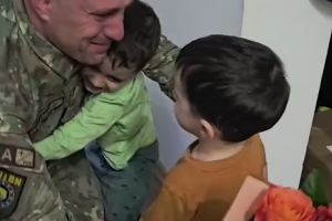 VIDEO Ți se rupe inima! Momentul în care un militar botoşănean se întoarce acasă din misiune. „Tata, să nu mai pleci, da?”