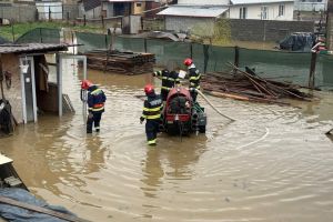 FOTO Inundaţii din cauza ploilor abundente în judeţul Suceava