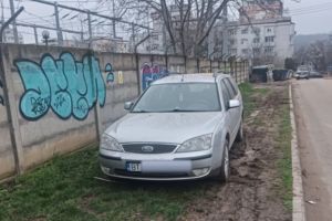 Un şofer din Botoşani a rămas fără maşină după ce a transformat spaţiul verde în parcare