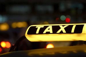 Modificări la legea Taximetriei – Uber şi Clever Taxi în pericol de închidere